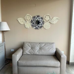 Set artesanal decorativo de pared con espejo y 6 cestas decorativas hechas a mano con Fibra natural de Karanday.