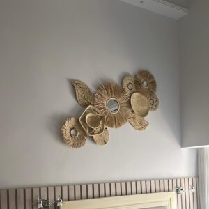 Mural artesanal único – Espejos y piezas en fibras naturales