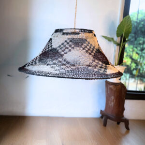 Lámpara de techo artesanal hecho con fibras de Caraguata por artesanos Nivacle – Trama natural 80 × 40 cm