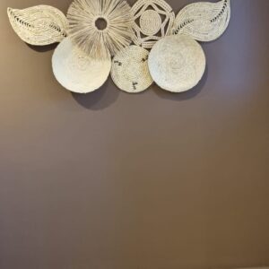 Mural artesanal decorativo de pared de 7 cestas decorativas hechas a mano con Fibra natural de Karanday.
