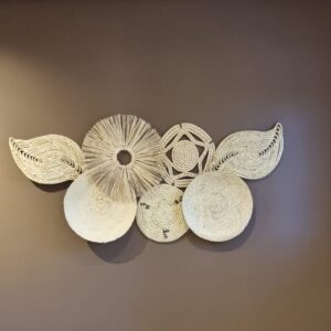 Mural artesanal decorativo de pared de 7 cestas decorativas hechas a mano con Fibra natural de Karanday.