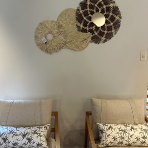 Mural decorativo de karanday, 3 posaplatos decorativos y espejo marrón de 60cm