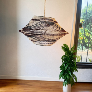 Lámpara colgante de caraguatá artesanal – Trama natural 60 × 30 cm