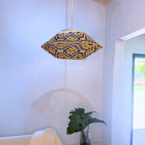 Lámpara colgante artesanal de caraguatá 60x30 cm – Tejida por artesanos Nivaclé con tintes naturales | Pieza única del Chaco Paraguayo