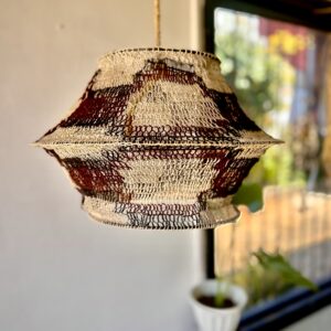 Lámpara artesanal de caraguatá Ñande 40x25cm – Fibras naturales hechas a mano