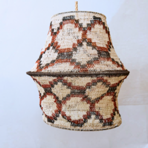 Lámpara colgante boho 40 cm en fibra natural – base blanca con detalles rojos y negros