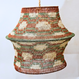 Lámpara colgante 40 cm en fibra natural – tonos tierra (marrón, blanco y verde) estilo boho cálido