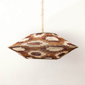 Lámpara colgante artesanal 60 cm en caraguatá – tonos tierra en marrones para comedor o living