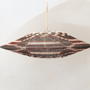 Lámpara colgante XL 80 cm en fibra de caraguatá – tonos rojos y negros ideal para espacios grandes