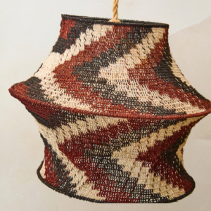 Lámpara artesanal 40 cm tejida a mano en caraguatá – diseño único en tonos rojos y negros