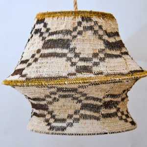 Lámpara artesanal 40 cm en caraguatá – tonos blancos con negro y acentos verdes naturales