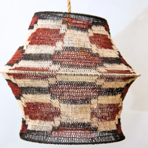 Lámpara colgante artesanal 40 cm en fibra de caraguatá – tonos rojos, negros y crudos para dormitorio boho