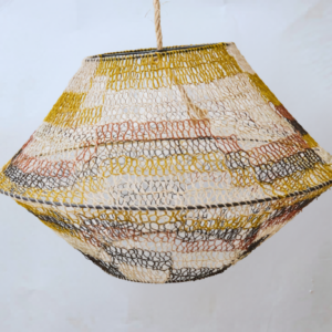 Lámpara colgante 60 cm en caraguatá – tejido abierto que filtra la luz en tonos naturales