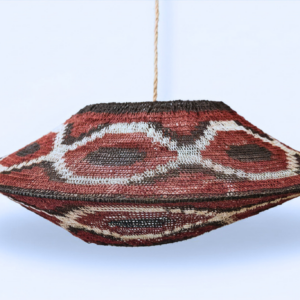 Lámpara artesanal grande 80 cm tejida a mano – diseño boho en rojo, negro y blanco