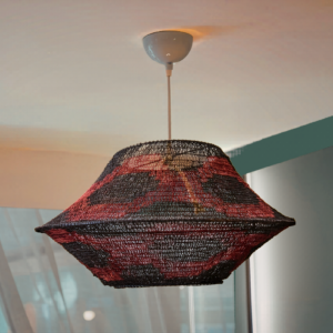 Lámpara boho 60 cm en fibra natural – tonos rojos y negros con efecto decorativo intenso