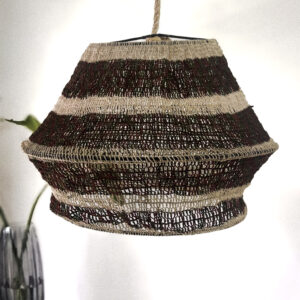 Lámpara artesanal de 40 cm diámetro x 30 cm alto en caraguatá, tejida a mano.