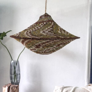 Lámpara artesanal boho de 60cm en tonos verdes y naturales.