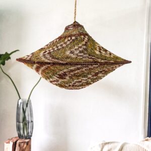 Lámpara artesanal boho de 60cm en tonos verdes y naturales.